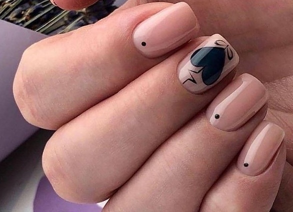 Нюдовый маникюр с рисунком сердце на короткие ногти формы мягкий квадрат
