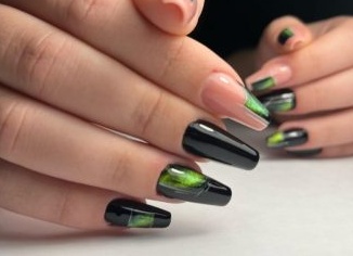 Маникюр кошачий глаз в черно-зеленом цвете на длинных ногтях