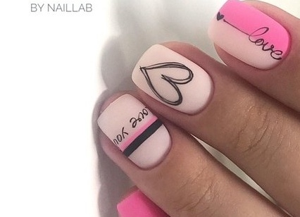 Дизайн ногтей на день влюбленных в розовом и пудровом цвете с надписями и сердечкаом на коротких ногтях
