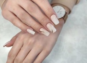 Светлый маникюр на квадратные ногти с золотистыми тонкими полосками