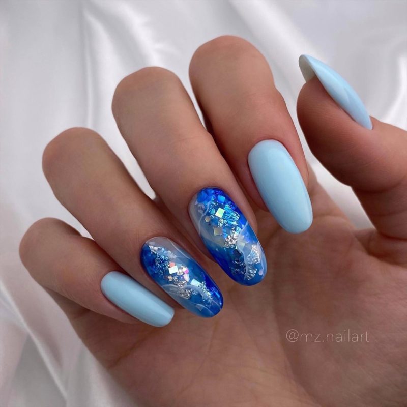 Аквариумный маникюр в сине-голубых тонах идеально для моря на длинных ногтях овальной формы