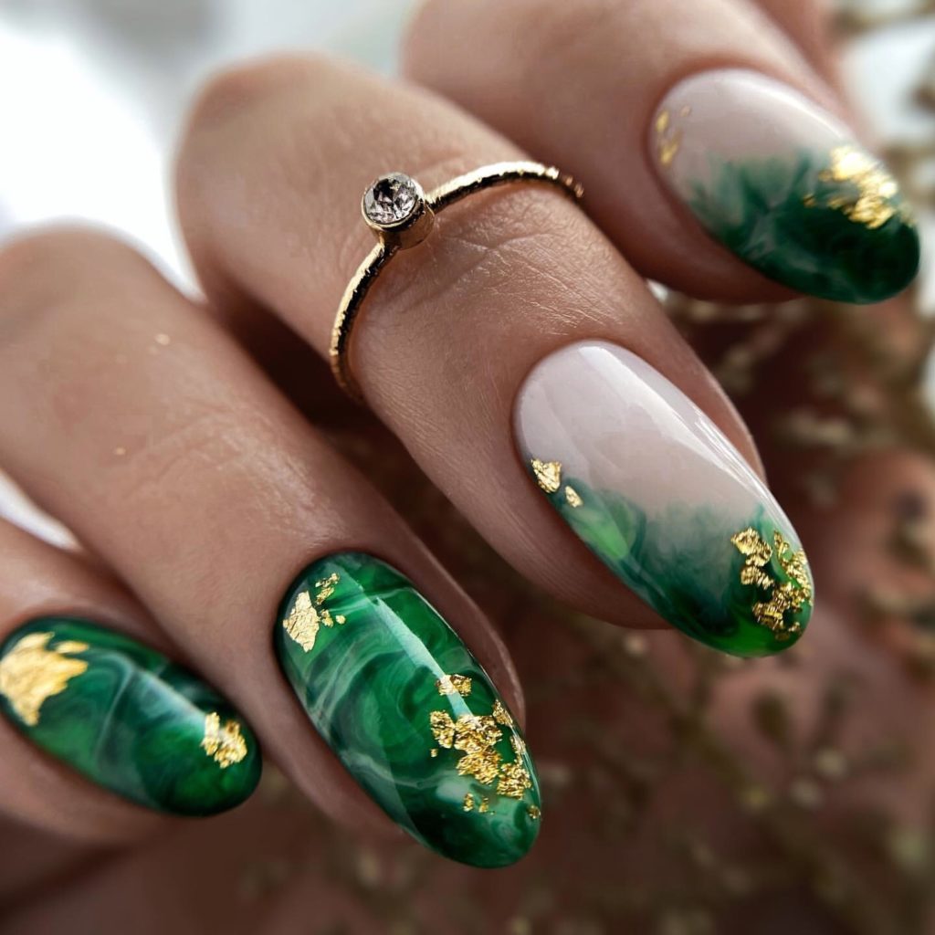 Изумрудный мрамор с золотой поталью на овальных ногтях