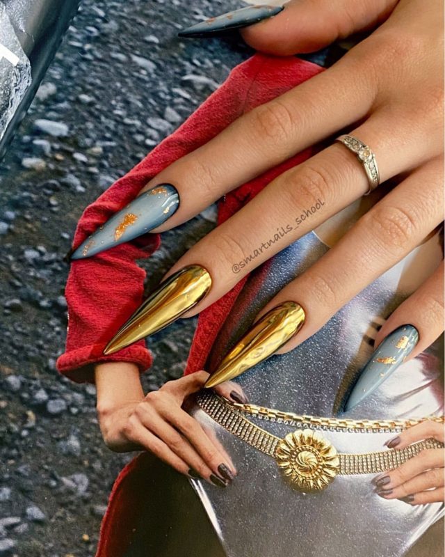 Дерзкий праздничный маникюр с золотом и серебром на длинные ногти в форме пики