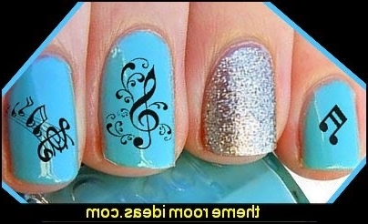 Дизайн маникюра на кородких ногтях в голубом цвете с рисунком музыкальных нот