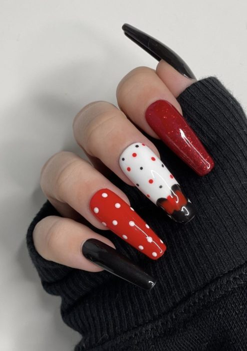 Дизайн на длинные ногти в стили Микки Мауса в черных красных белых цветах