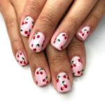 Дизайн ногтей с вишней на розовых светлых коротких ногтях