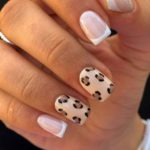 Французский маникюр с леопардовым принтом на квадратных ногтях