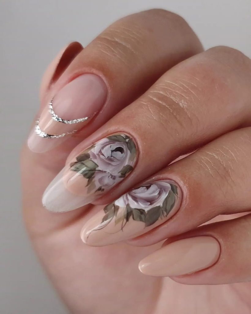 Френч с цветочным декором и серебряными полосками на овальных ногтях