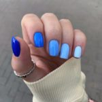 Глянцевый маникюр в синих тонах на любую форму и длину ногтей