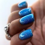 Голубой праздничный маникюр с мерцающими блесками на короткие ногти в форме квадрата