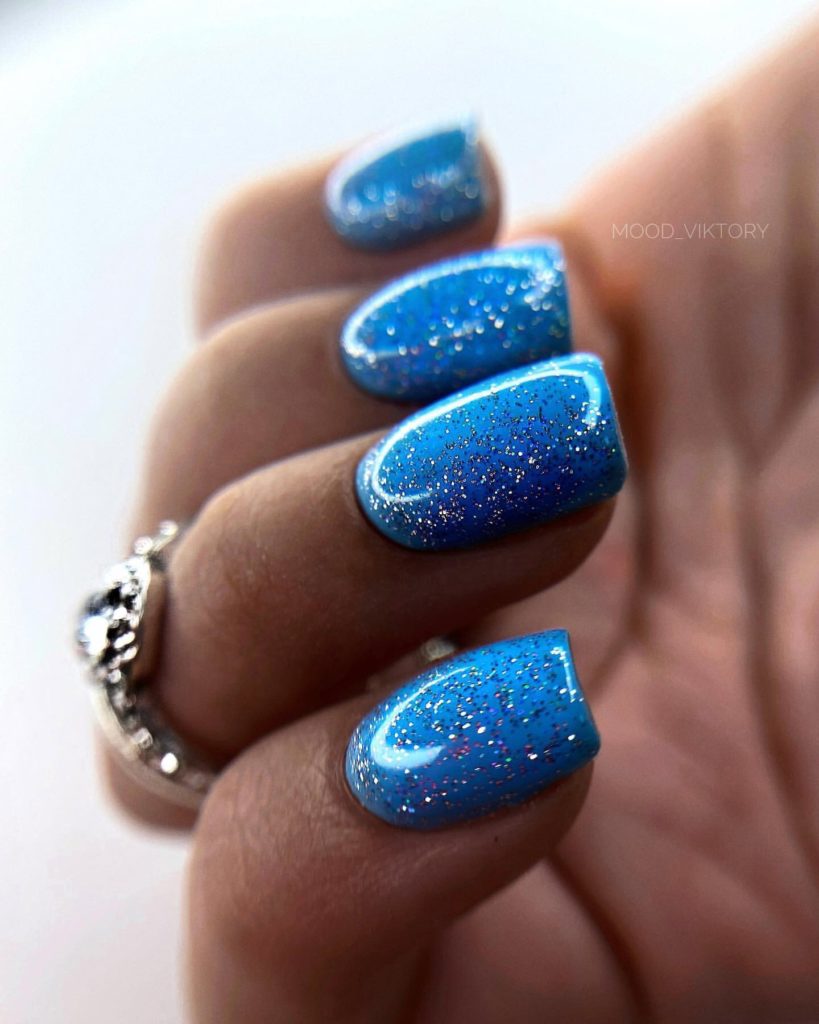 Голубой праздничный маникюр с мерцающими блесками на короткие ногти в форме квадрата