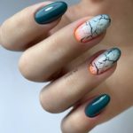 Изумрудный маникюр с абстрактным декором на овальных ногтях