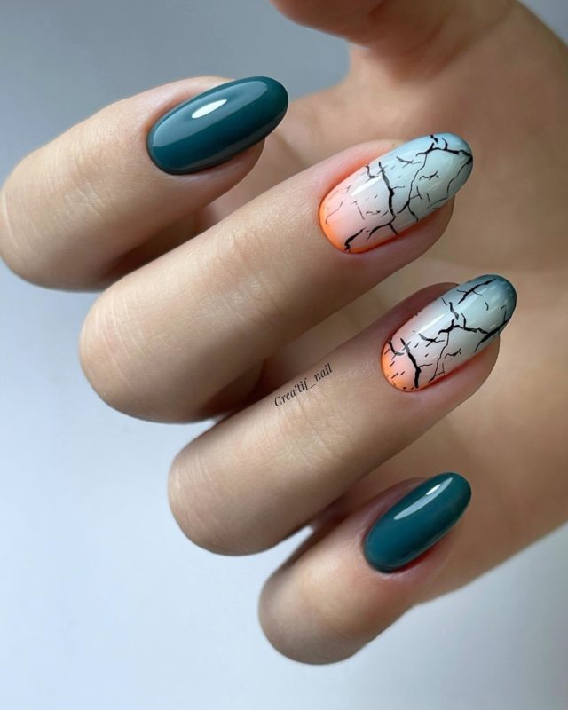 Изумрудный маникюр с абстрактным декором на овальных ногтях