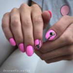 Яркие розовый маникюр на короткие ногти с прикольным рисунком жирафа