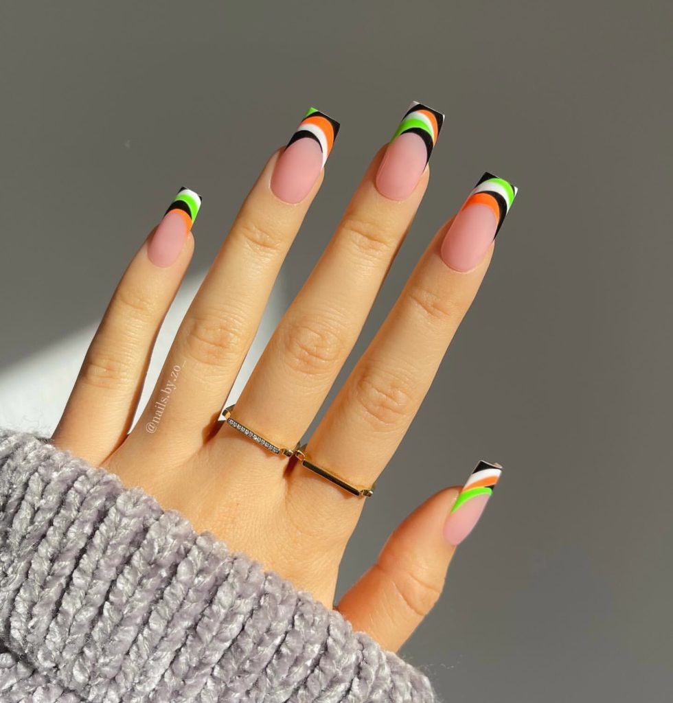 Цветной френч в 2022 году: фото модного дизайна на ногтях