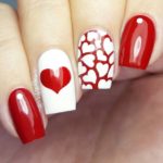 Яркий красный маникюр с рисунком сердец на ногтях средней длины с формой квадрат
