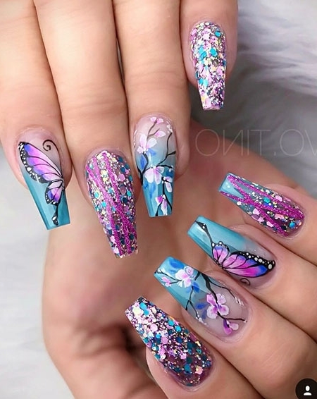 Яркий летний маникюр с блестками и рисунком бабочка на длинных ногтях форма балерина