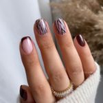 Элегантное сочетание розового и коричневого лаков на коротких ногтях квадратной формы