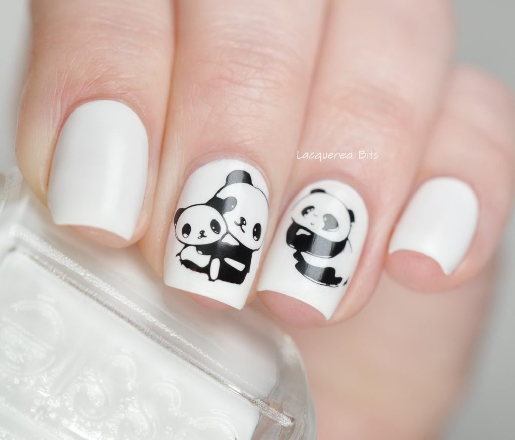 Классический нежный белый маникюр на коротких ногтях с рисунком панда формы мягкий квадрат