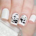 Классический нежный белый маникюр на коротких ногтях с рисунком панда формы мягкий квадрат