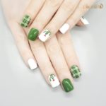 Классный дизайн маникюра на короткие ногти в зеленом цвете с рисунком кактуса и клеткой