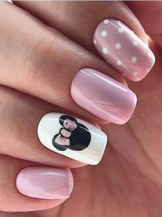 Красивый нежный дизайн мани��юра на коротких квадратных ногтях в розовомцвете с рисунком Микки Мауса