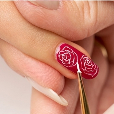 Красно-белый дизайн ногтей на овальной форме с бекором из роз