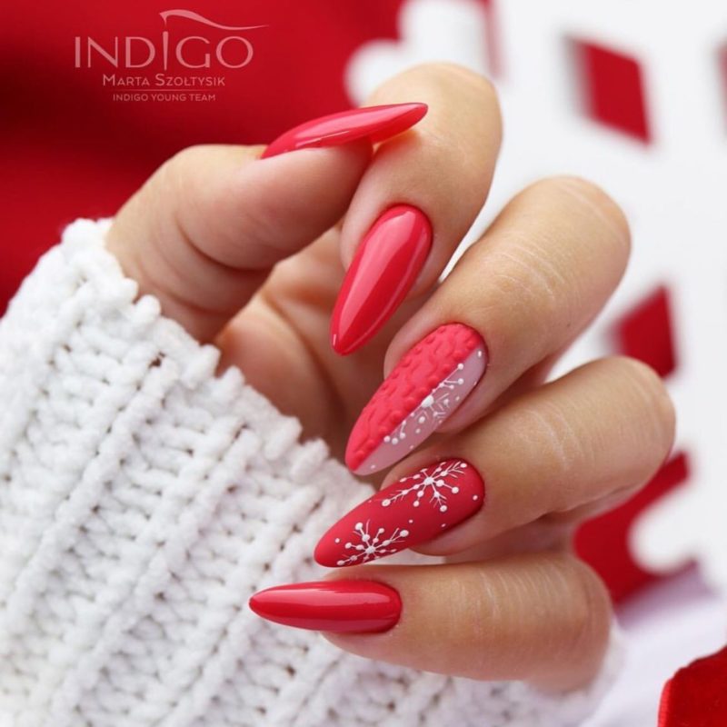 Красный новогодний маникюр на длинных ногтях в форме миндаля