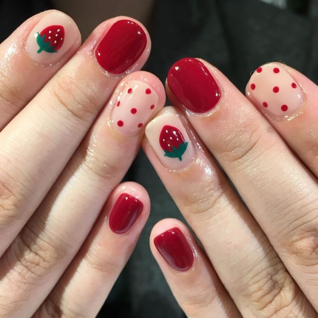Летний маникюр на коротких ногтях с рисунком ягоды клубники земляники в малиновом цвете