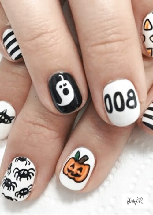 Маникюр на короткие ногти в стиле хеллоуин с рисунком приведения тыквы паучков на белых ногтях