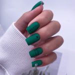 Матовый зеленый дизайн с геометрическим декорром на квадратных ногтях