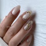 Мраморный дизайн с золотом на миндальных ногтях средней длины