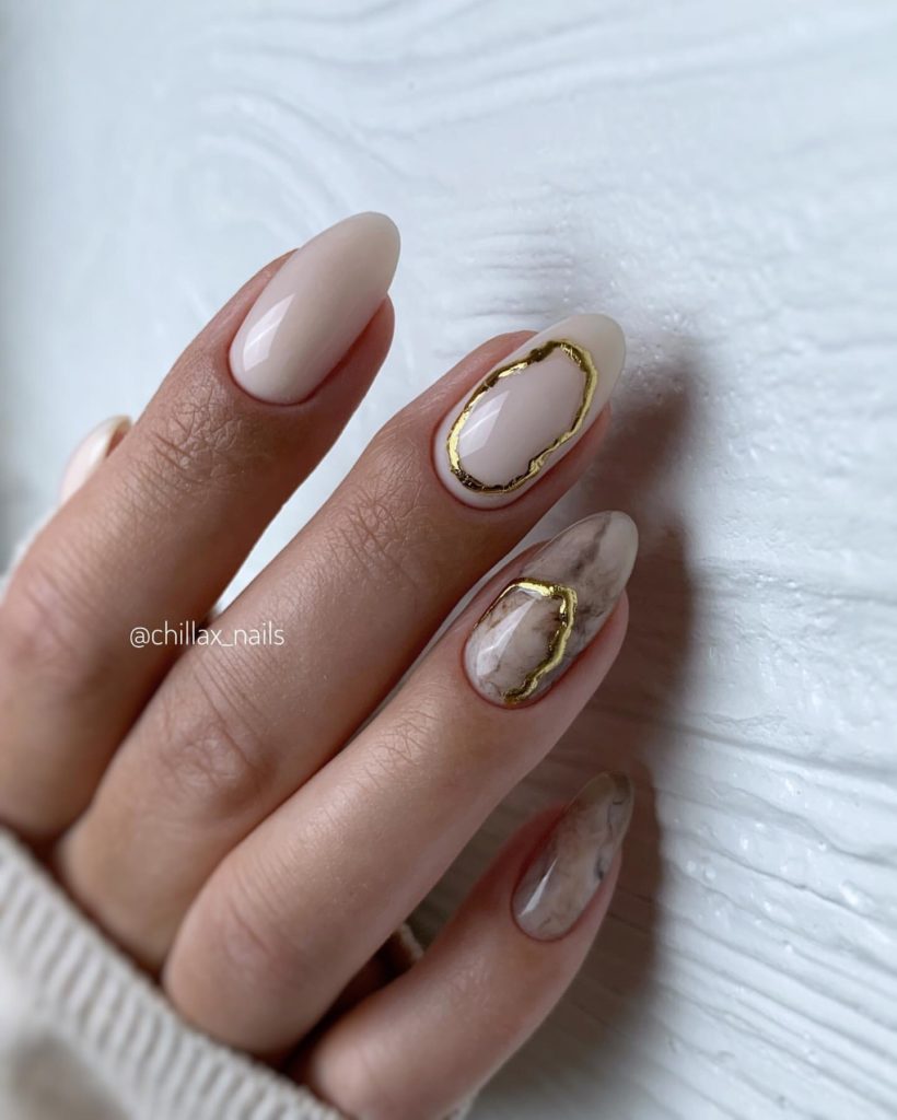 Мраморный дизайн с золотом на миндальных ногтях средней длины