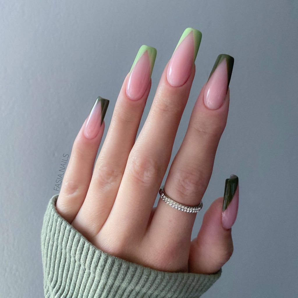 Зеленый френч на длинные розовые ногти в форме квадрата
