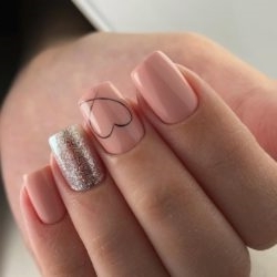 Неждный нюдовый маникюр пудрового, бежевого цвета на коротких квадратных ногтях с рисунком сердечка