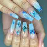 Нежный летний маникюр голубого цвета с рисунком бабочка на длинных ногтях форма балерина