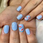 Нежный маникюр голубого цвета с рисунком арбуз на коротких ногтях форма мягкий квадрат