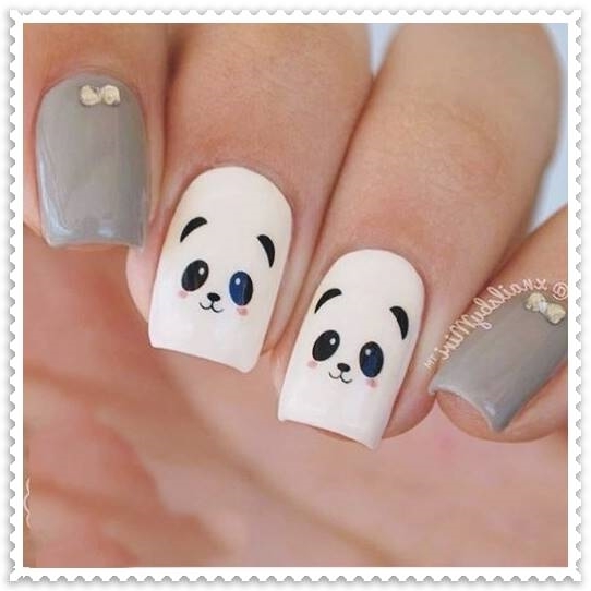 Нежный маникюр со стразами и рисунком панда на ногтях средней длины формы мягкий квадрат