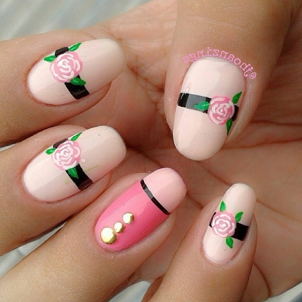 Нежный розовый маникюр с декором из роз и биндисов на овальных ногтях