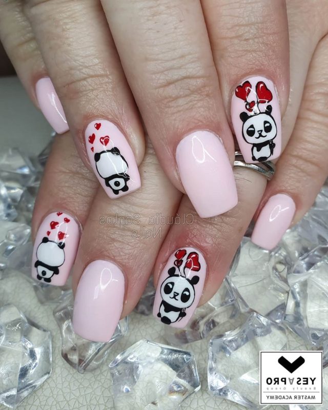 Нежный розовый маникюр с рисунком панда на коротких ногтях квадратной формы