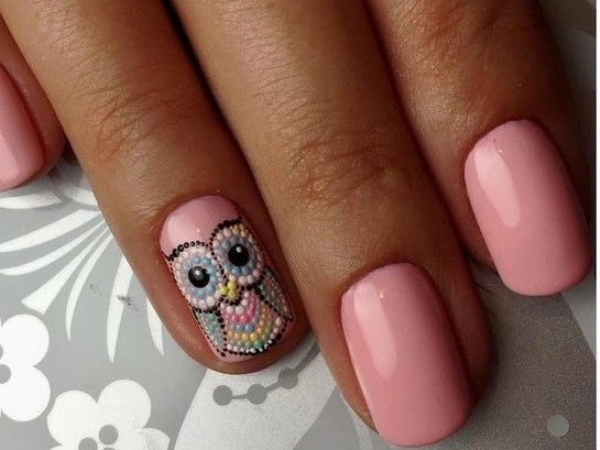 Нежный розовый маникюр с рисунком совы на ногтях средней длины формы мягкий квадрат