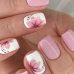Нежный розовый пудровый маникюр на коротких ногтях с рисунком цветков