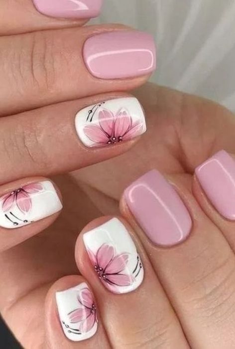Нежный розовый пудровый маникюр на коротких ногтях с рисунком цветков