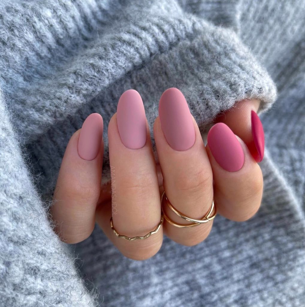 Однотонный матовый маникюр на овальные ногти в розовых оттенках