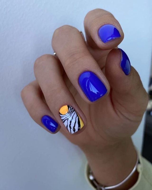 однотонный синий дизайн ногтей с ярким принтом на короткие квадратные ногти