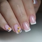 Осенний декор на розовых ногтях с френчем