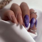 Осенний маникюр с контурным стемпингом листочков на матовых ногтях