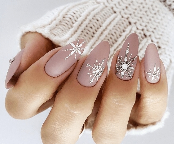 Простой, но очень красивый новогодний дизайн на длинные ногти мендальной формы, нюдовых цветов, со снежинками