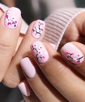 Розовый маникюр с веточкой сакуры на коротких ногтях в японском стиле