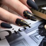 Шикарный черный матовый с золотом маникюр на миндальную форму ногтей